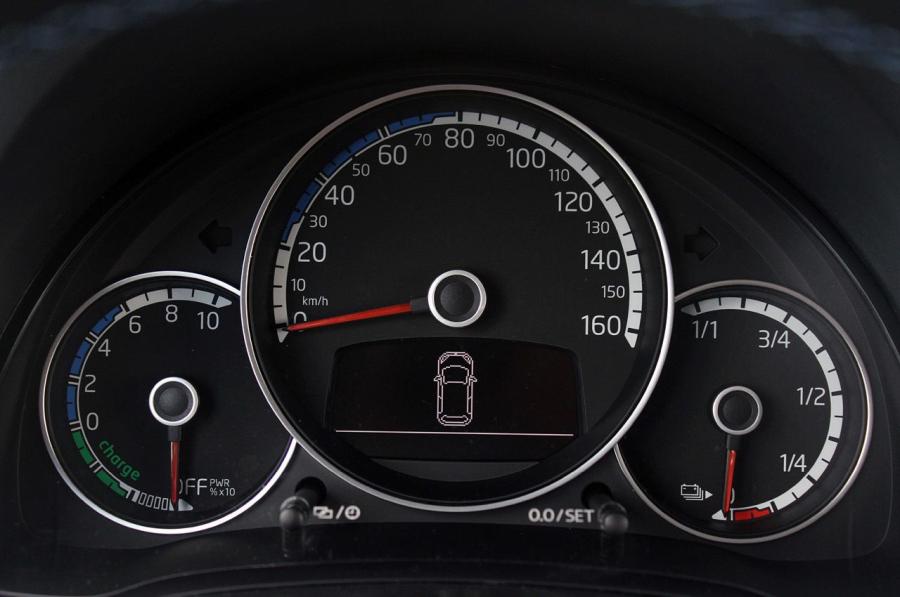  Volkswagen e-up! 2013 года  (фото 37 из 45)
